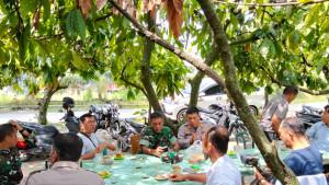 meninjau-lokasi-pohon-tumbang-di-Jalan-Bahkora-II-Marihat-Jaya.jpg