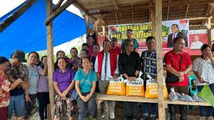 menyerahkan-benih-jagung-Pioner-P-32-kepada-petani-di-Desa-Sisarahili-Nias-Jumat-10112025.jpg