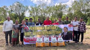 menyerahkan-bibit-jagung-jenis-P-32-kepada-petani-kuraang-mampu-Rabu-8102025.jpg