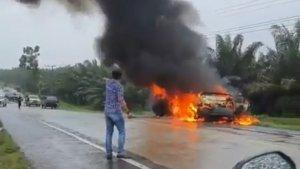 mobil-terbakar-adu-kambing.jpg