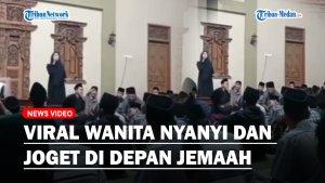 nyanyi-di-depan-jemaah.jpg