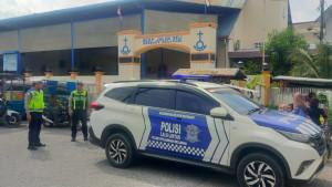 patroli-pengamanan-di-salah-satu-gereja-di-Belawan-Minggu-26102025.jpg
