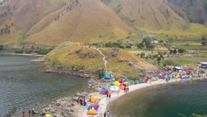 pemandangan-kegiatan-1000-tenda-di-pulau-paropo-tribun_20170722_193013.jpg