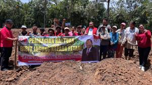 penanaman-benih-jagung-Pioner-32-sebanyak-1-ton-bantuan-dari-DPD-PDI.jpg