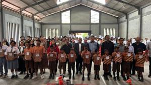 penerima-beasiswa-saat-penyerahan-bantuan-kepada-242-pelajar-di-Taput-Sabtu-25102025.jpg
