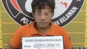 pengedar-narkoba-beserta-barang-bukti-di-rumahnya.jpg