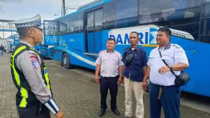 penjelasan-mengenai-Operasi-Zebra-Toba-2025-kepada-sejumlah-supir-bus.jpg