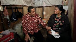 perjuangan-seorang-ibu-yang-menghidupi-anak-cacat-mentalnya.jpg