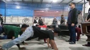 remaja-dihukum-push-up.jpg