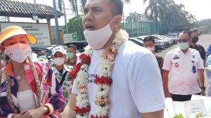 saipul-jamil-bebas-dan-disambut-pengalungan-bunga.jpg