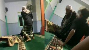 sang-kakek-mengamuk-pada-pemuda.jpg
