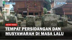 sebuah-kursi-batu-berada-di-tengah-perkampungan.jpg