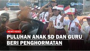 sejumlah-anak-anak-SD-bersama-gurunya-tampak-memberikan-penghormatan.jpg
