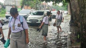 sejumlah-siswi-SMA-banjir.jpg