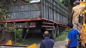 truk-tabrak-rumah-warga-di-Tebingtinggi.jpg