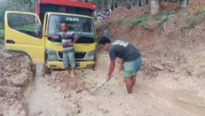 truk-terjebak-lumpur-jalan-rusak.jpg