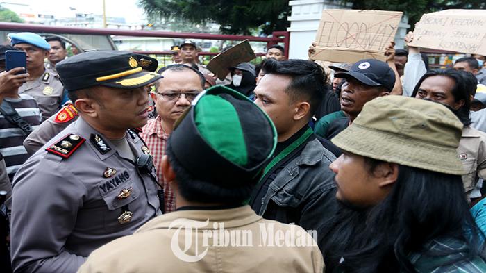 Berita Foto: Ini Tuntutannya, Warga Asoka Demo dan Lempar Telur Busuk serta Dorong Pagar Pemko Medan - 01042024_AKSI-UNJUK-RASA_ABDAN-SYAKURO-4.jpg