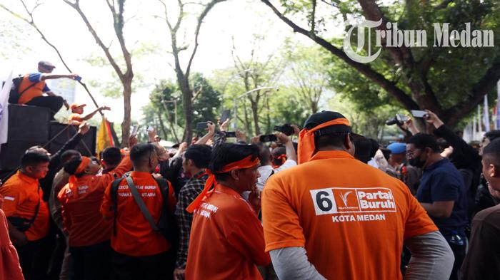 Berita Foto: Partai Buruh Layangkan 10 Tuntutan Dihadapan Kadisnaker Sumut, Hari Buruh 2023 - 01052023_HARI-BURUH-SEDUNIA_ABDAN-SYAKURO-3.jpg