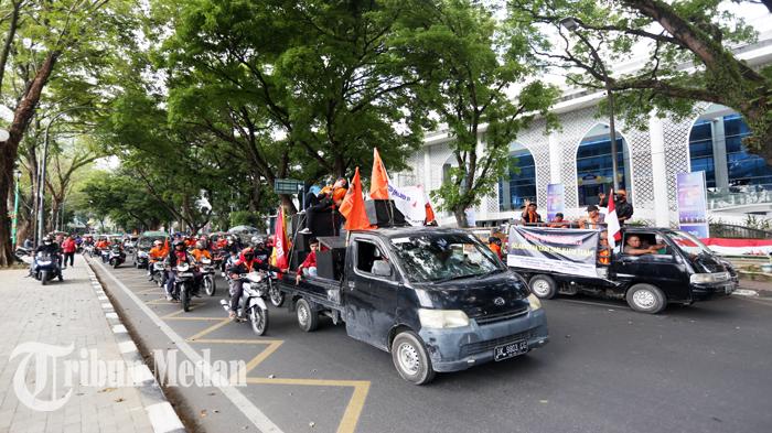 Berita Foto: Partai Buruh Layangkan 10 Tuntutan Dihadapan Kadisnaker Sumut, Hari Buruh 2023 - 01052023_HARI-BURUH-SEDUNIA_ABDAN-SYAKURO-7.jpg