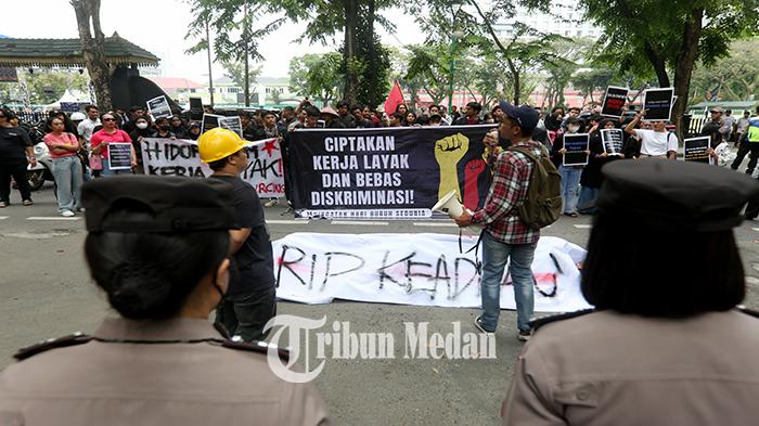 Berita Foto: AKBAR Bawa Keranda Jenazah ke Kantor DPRD Sumut, Matinya Hak-hak Buruh, Peringati 1 Mei - 01052024_AKSI-HARI-BURUH_ABDAN-SYAKURO-2.jpg