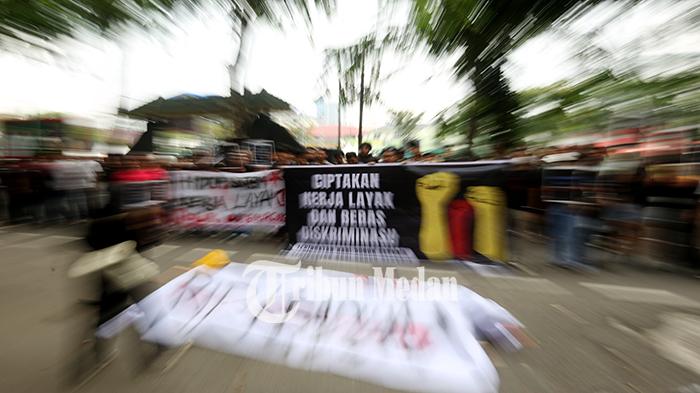 Berita Foto: AKBAR Bawa Keranda Jenazah ke Kantor DPRD Sumut, Matinya Hak-hak Buruh, Peringati 1 Mei - 01052024_AKSI-HARI-BURUH_ABDAN-SYAKURO-4.jpg