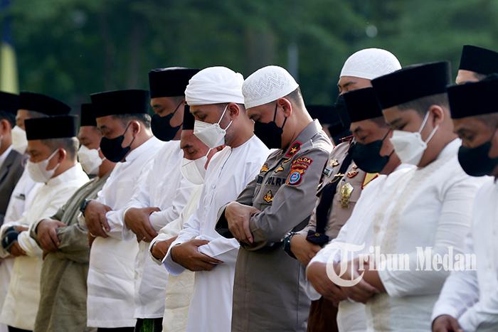 Berita Foto: Gubernur dan Wakil Gubernur Sumut Melaksanakan Salat Idul Fitri di Lapangan Merdeka - 02052022_SALAT_IDUL_FITRI_DANIL_SIREGAR_4jpg.jpg