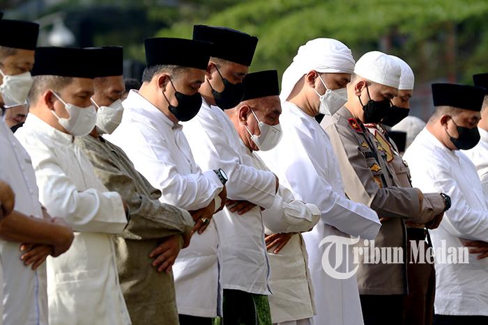 Berita Foto: Gubernur dan Wakil Gubernur Sumut Melaksanakan Salat Idul Fitri di Lapangan Merdeka - 02052022_SALAT_IDUL_FITRI_DANIL_SIREGAR_5jpg.jpg