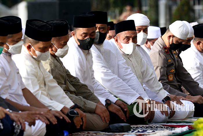 Berita Foto: Gubernur dan Wakil Gubernur Sumut Melaksanakan Salat Idul Fitri di Lapangan Merdeka - 02052022_SALAT_IDUL_FITRI_DANIL_SIREGAR_6jpg.jpg