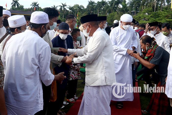 Berita Foto: Gubernur dan Wakil Gubernur Sumut Melaksanakan Salat Idul Fitri di Lapangan Merdeka - 02052022_SALAT_IDUL_FITRI_DANIL_SIREGARjpg.jpg