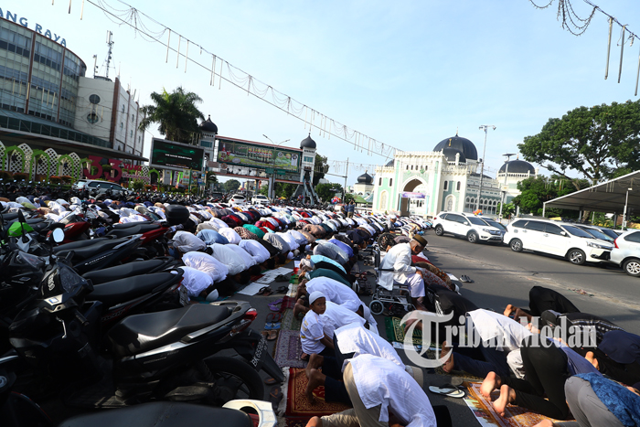 Foto-Foto Ribuan Umat Islam Melaksanakan Salat Idul Fitri 1440 H di Masjid Raya Medan - 05062019danil07_salat_idul_fitri_medan-2.jpg