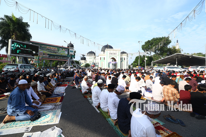 Foto-Foto Ribuan Umat Islam Melaksanakan Salat Idul Fitri 1440 H di Masjid Raya Medan - 05062019danil07_salat_idul_fitri_medan-3.jpg
