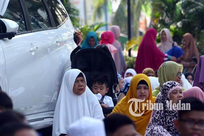 Foto-Foto Ribuan Umat Islam Melaksanakan Salat Idul Fitri 1440 H di Masjid Raya Medan - 05062019danil07_salat_idul_fitri_medan-4.jpg