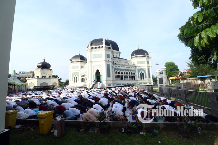 Foto-Foto Ribuan Umat Islam Melaksanakan Salat Idul Fitri 1440 H di Masjid Raya Medan - 05062019danil07_salat_idul_fitri_medan.jpg
