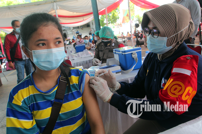 Berita Foto: Ribuan Mahasiswa Mengikuti Program Vaksinasi Massal di UMN Al Washliyah Medan