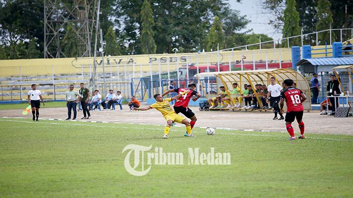 Berita Foto:LASKAR Simbisa Betah di Papan Bawah Klasemen, Imbang Lawan Semen Padang FC di Lubukpakam - 10122023_BEREBUT-BOLA_ABDAN-SYAKURO-2.jpg