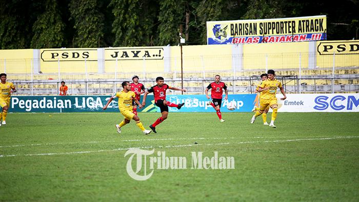 Berita Foto:LASKAR Simbisa Betah di Papan Bawah Klasemen, Imbang Lawan Semen Padang FC di Lubukpakam - 10122023_MELEPASKAN-TENDANGAN_ABDAN-SYAKURO-1.jpg