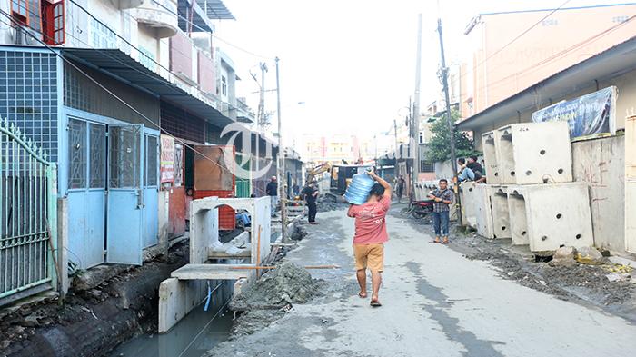 Berita Foto: Kabid SDABMBK: Selesai November, 54 Titik Rampung, Dari 130 Proyek Drainase di Medan - 11102023_MENGANGKAT-AIR_ABDAN-SYAKURO-1.jpg