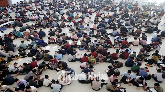 Berita Foto: RIBUAN Santri Tadarus Massal di Pesantren Ar-Raudlatul Hasanah pada Ramadhan 1445 H - 13032024_TADARUS-MASSAL_ABDAN-SYAKURO-10.jpg