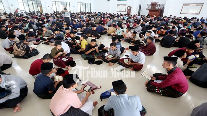 Berita Foto: RIBUAN Santri Tadarus Massal di Pesantren Ar-Raudlatul Hasanah pada Ramadhan 1445 H - 13032024_TADARUS-MASSAL_ABDAN-SYAKURO-11.jpg