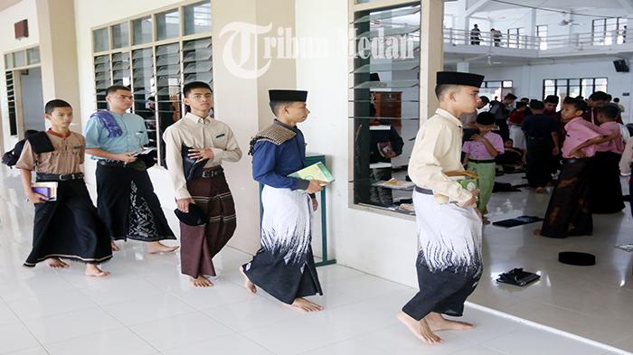 Berita Foto: RIBUAN Santri Tadarus Massal di Pesantren Ar-Raudlatul Hasanah pada Ramadhan 1445 H - 13032024_TADARUS-MASSAL_ABDAN-SYAKURO-3.jpg