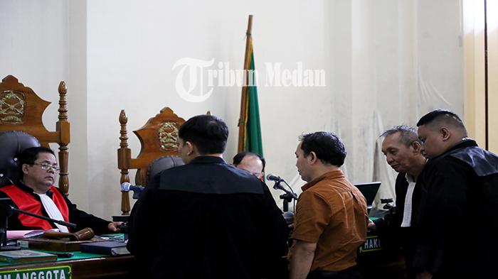 Berita Foto: DINILAI Tak Becus Mengurus Struktur, Hakim Sentil Kepala Pusbangnis UINSU - 14122023_MENGECEK-BERKAS_ABDAN-SYAKURO-1.jpg