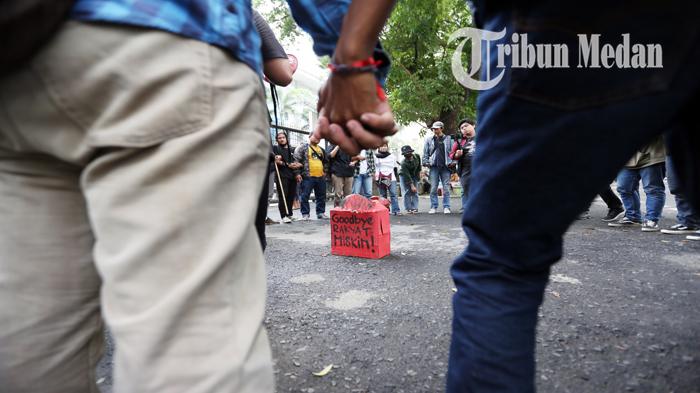 Berita Foto: Unjuk Rasa Menolak Kenaikan Harga BBM, Mahasiswa Katai DPRD Sumut Bego - 1592022_UNJUK-RASA-LANJUTAN_ABDAN-SYAKURO-2.jpg