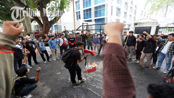 Berita Foto: Unjuk Rasa Menolak Kenaikan Harga BBM, Mahasiswa Katai DPRD Sumut Bego - 1592022_UNJUK-RASA-LANJUTAN_ABDAN-SYAKURO-3.jpg