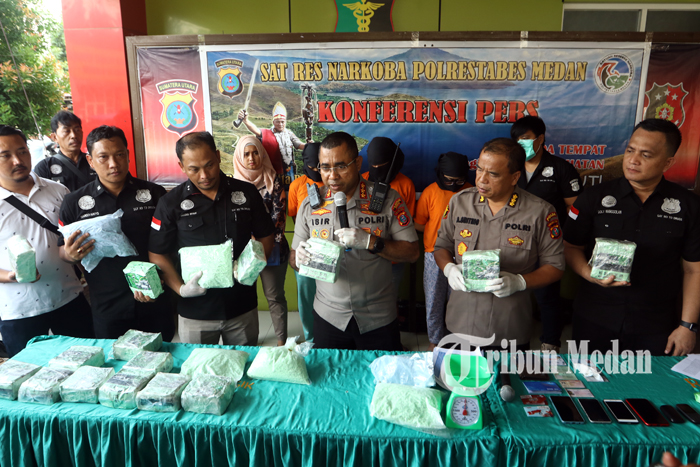 Berita Foto: Dua Gadis Terlibat Peredaran Sabu Seberat 15 Kg dan 60 Ribu Pil Ekstasi di Medan - 20032020_paparan_narkoba_danil_siregar-2.jpg