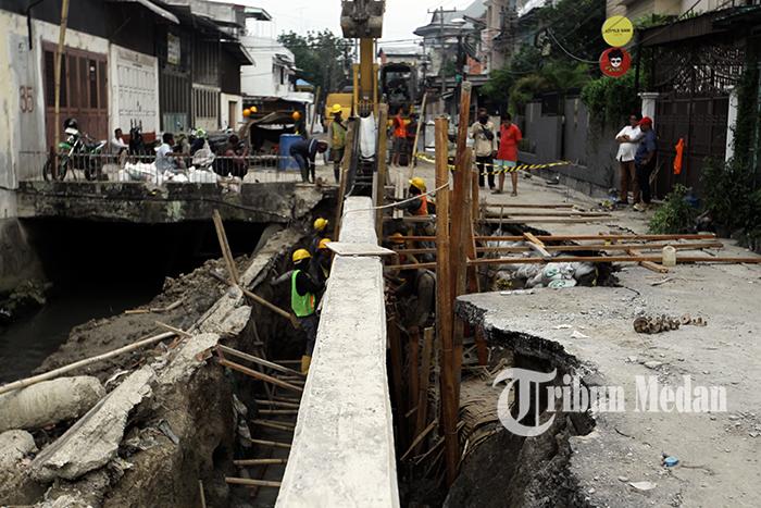 Berita Foto: Jalan Amblas di Sampali Diduga Dampak Proyek Pelebaran Parit Yang Cukup Lama - 24062024_JALAN_AMBLAS_DANIL_SIREGAR_1jpg.jpg