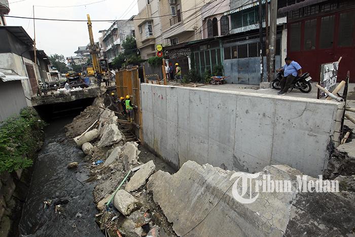 Berita Foto: Jalan Amblas di Sampali Diduga Dampak Proyek Pelebaran Parit Yang Cukup Lama - 24062024_JALAN_AMBLAS_DANIL_SIREGAR_2jpg.jpg