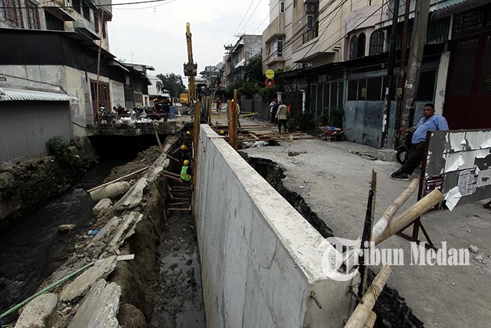 Berita Foto: Jalan Amblas di Sampali Diduga Dampak Proyek Pelebaran Parit Yang Cukup Lama - 24062024_JALAN_AMBLAS_DANIL_SIREGAR_3jpg.jpg