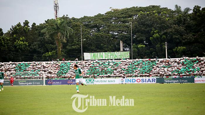 Berita Foto: Begini Tanggapan Pelatih, PSMS Medan Gagal Raih Poin Penuh Hadapi Persiraja di Teladan - 24092023_AKSI-SUPORTER_ABDAN-SYAKURO-2.jpg