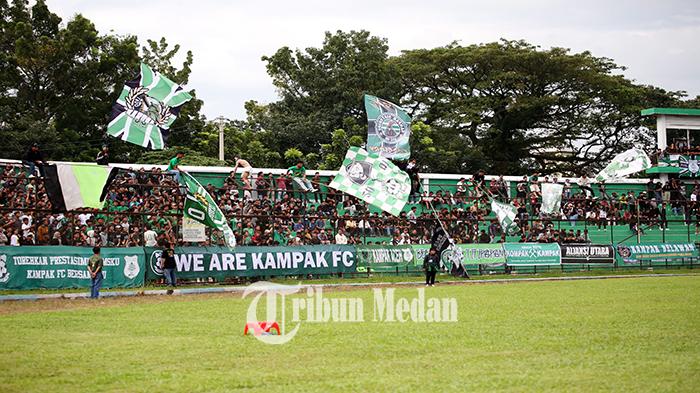Berita Foto: Begini Tanggapan Pelatih, PSMS Medan Gagal Raih Poin Penuh Hadapi Persiraja di Teladan - 24092023_AKSI-SUPORTER_ABDAN-SYAKURO-3.jpg