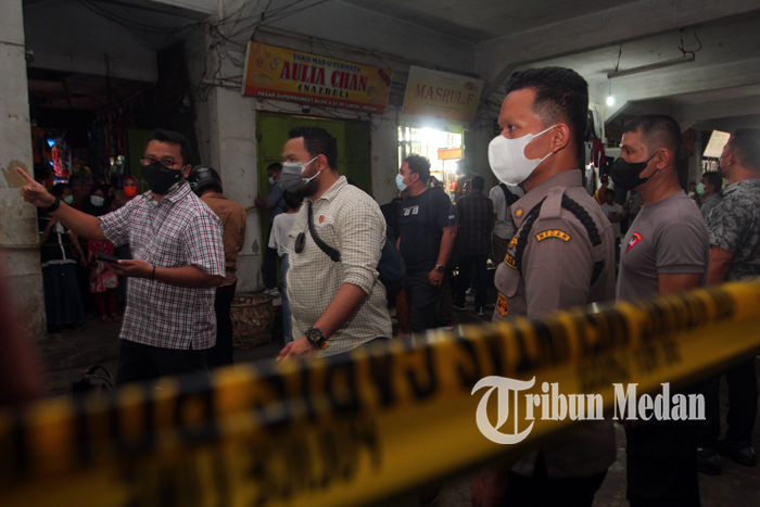 Berita Foto: Petugas Kepolisan Melakukan Olah TKP di Lokasi Perampokan Toko Emas Simpanglimun